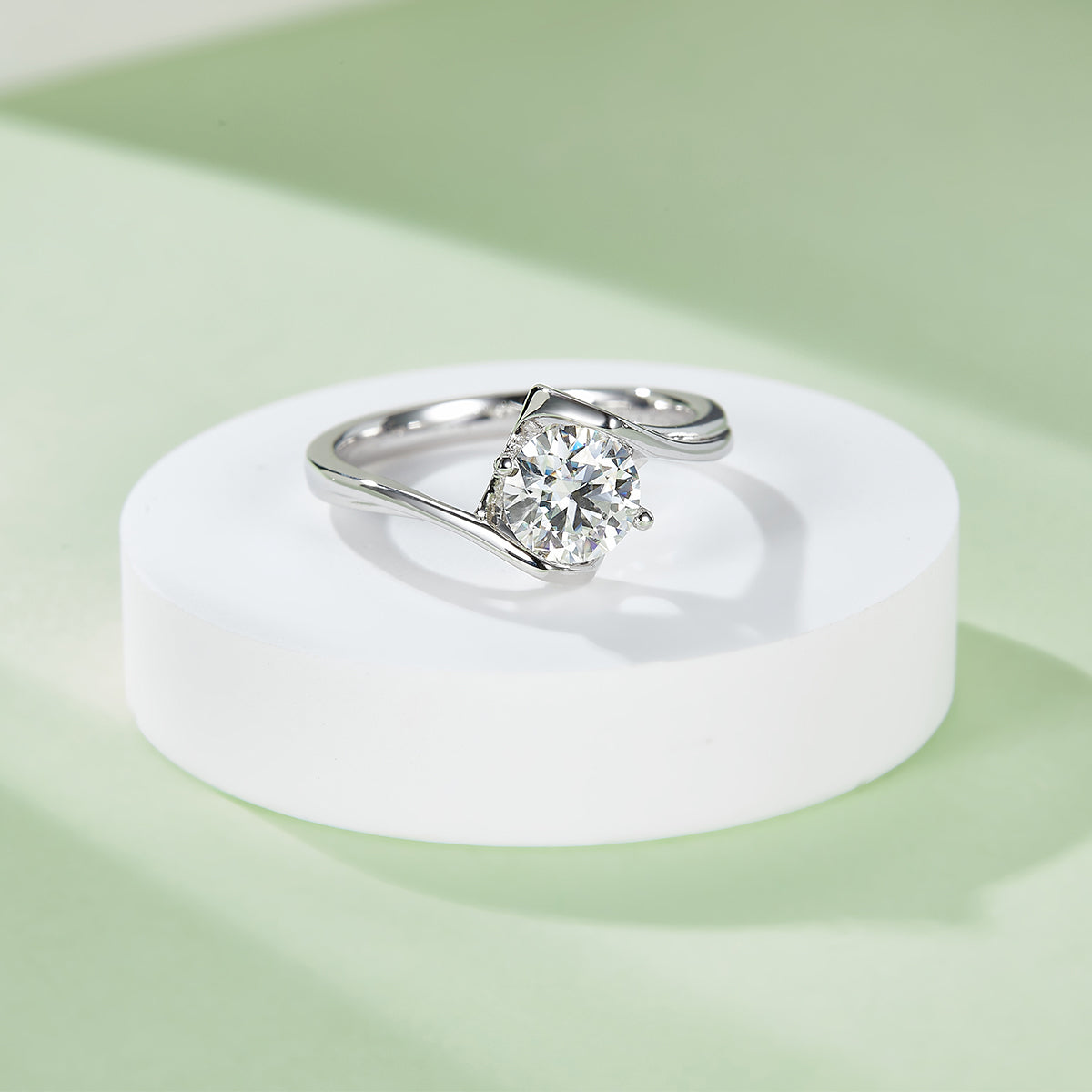 Classic Twisted Arm  Angel’s Kiss Moissanite Ring, S925 Silver Platinum-Plated, 1CT D Color