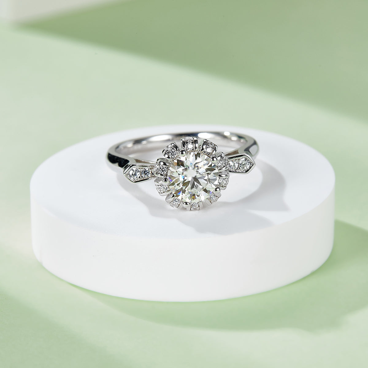Chic Temptation Moissanite Ring, S925 Silver with Platinum Plating, 1CT D Color